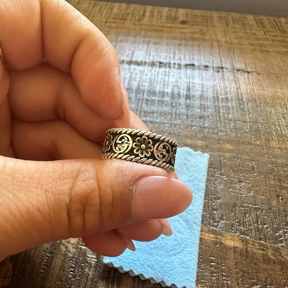 Elegant Silver Gucci Ring - Picture 3 of 3